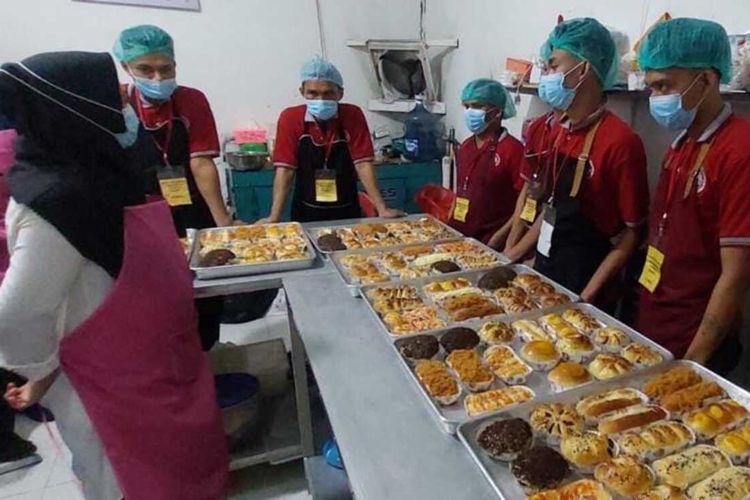 Narapidana Lapas Bagansiapiapi di Kabupaten Rokan Hilir, Riau, memperlihatkan roti yang diproduksi, Kamis (14/7/2022).