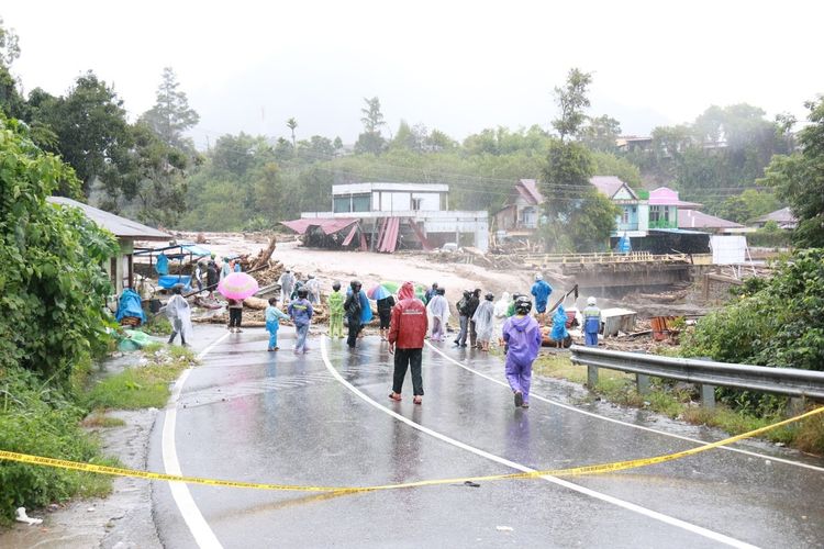 Salah satu jalan yang putus akibat banjir yang melanda Kabupaten Bener Meriah, Aceh