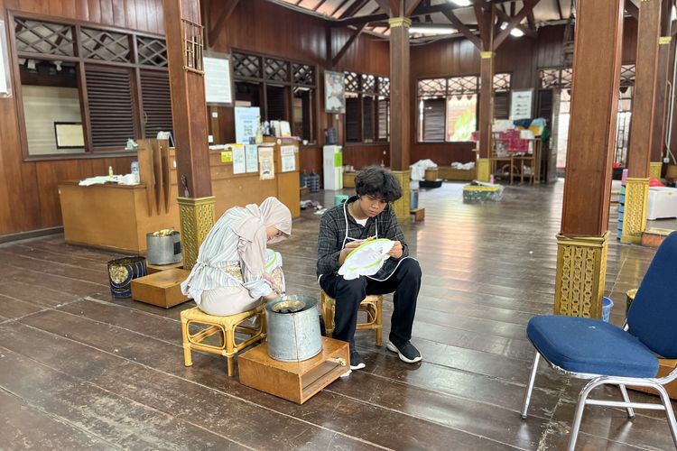 Membatik di pendopo batik Museum Tekstil, Minggu (1/10/2023).