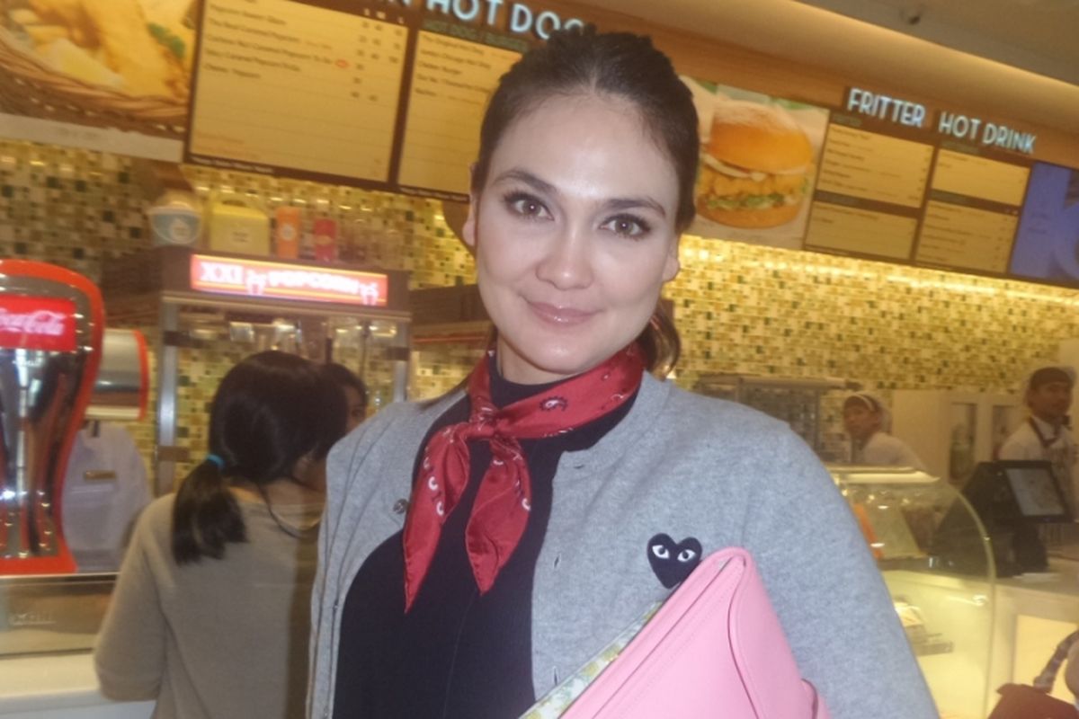 Luna Maya usai menghadiri pemutaran film Beauty and the Beast di XXI Lippo Mal Puri, Jakarta Barat, Rabu (15/3/2017) malam.