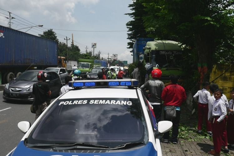 Sebuah truk kontainer dengan Nopol N-8540-UR menabrak tiga sepeda motor yang sedang diparkir di Jalan Diponegoro, Ungaran, Kabupaten Semarang, Selasa (20/3/2018) sekitar pukul 11.30 WIB.