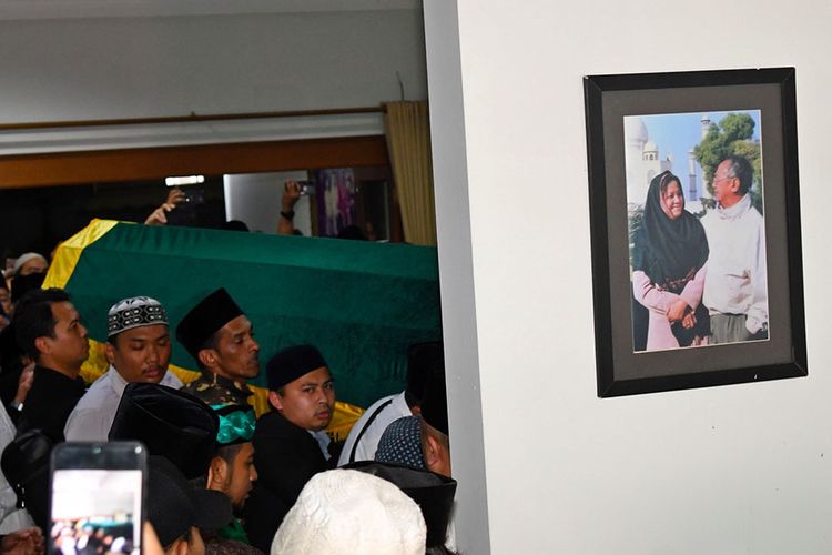 Sejumlah kerabat mengangkat keranda berisi jenazah KH Salahuddin Wahid atau Gus Sholah atau Gus Sholah di rumah duka di Mampang Prapatan, Jakarta, Minggu (2/2/2020) malam. Ulama yang juga adik kandung Presiden ke-4 RI Abdurrahman Wahid atau Gus Dur itu meninggal dunia usai kritis pascaoperasi jantung di Rumah Sakit Jantung Harapan Kita, Jakarta.