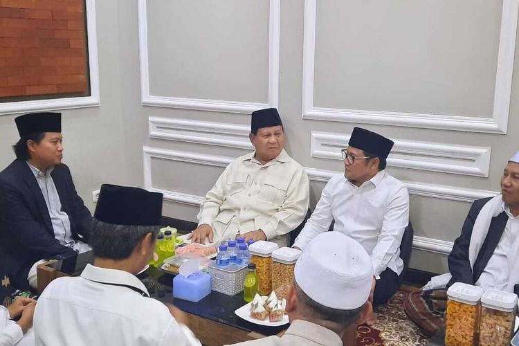 Ketua Umum Partai Gerindra Prabowo Subianto (tengah), Ketua Umum PKB Muhaimin Iskandar dan Ketua DPW PKB Jawa Tengah, Yusuf Chudlori (paling kiri) bertemu di Ponpes API Asri Tegalrejo, Kabupaten Magelang, Jawa Tengah, Jumat (24/9/2022) malam.