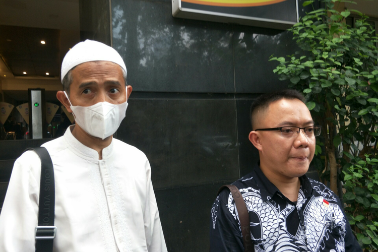 Pemimpin Pondok Pesantren Riyadhul Jannah Depok, Ahmad Riyadh Muchtar (kiri) bersama kuasa hukumnya, Khoirul (kanan) usai menjalani pemeriksaan dugaan kasus pemerkosaan santriwati, Jumat (8/7/2022) di Mapolda Metro Jaya.