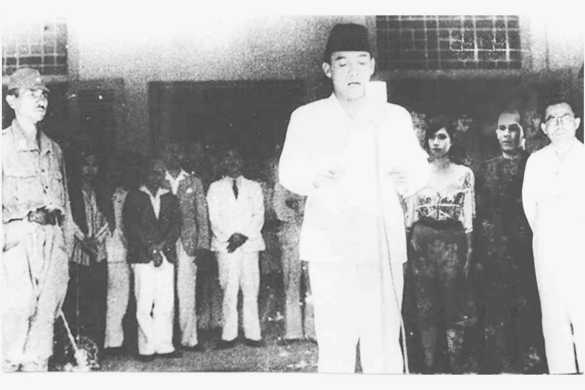 Soekarno membacakan naskah proklamasi kemerdekaan Republik Indonesia pada 17 Agustus 1945 di Jalan Pegangsaan Timur 56.