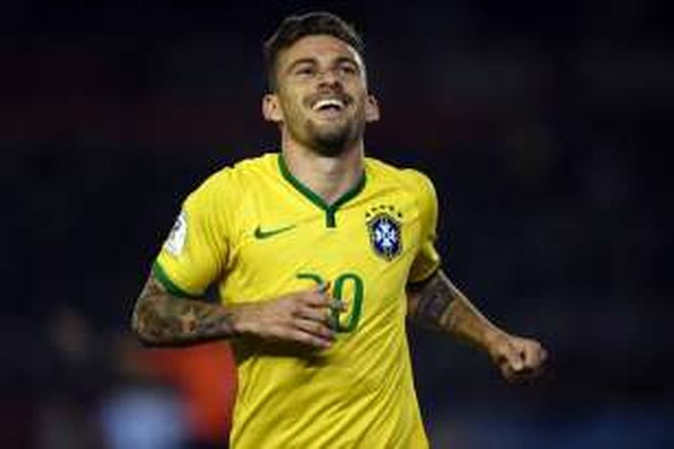 Gelandang Brasil, Lucas Lima, merayakan gol ke gawang Argentina dalam laga kualifikasi Piala Dunia 2018 Zona Amerika Selatan di Buenos Aires, Argentina, 13 November 2015.