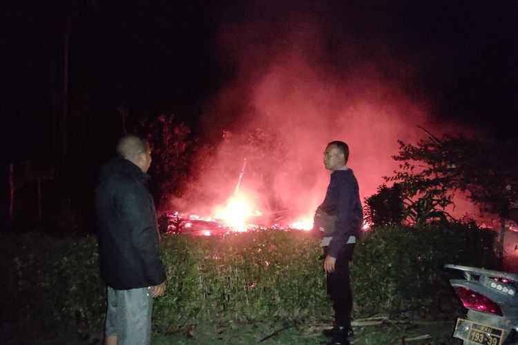 Foto : Seorang pria berinisial FA (45) membakar rumahnya sendiri yang beralamat di Kampung Mendang, Desa Lengko Namut, Kecamatan Elar, Kabupaten Manggarai Timur, pada Rabu (26/9/2023).