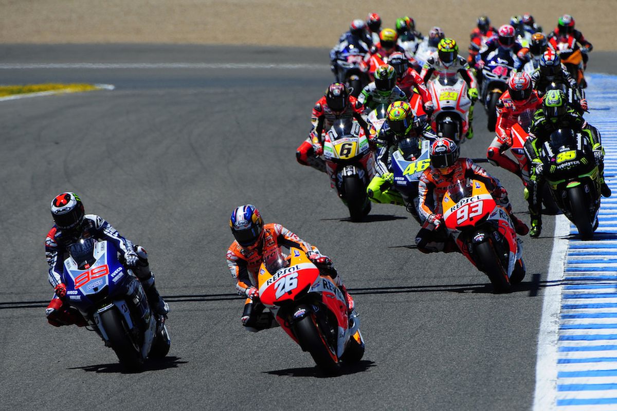 Para pebalap MotoGP bersaing pada balapan GP Spanyol di Sirkuit Jerez, Minggu (5/5/2013).