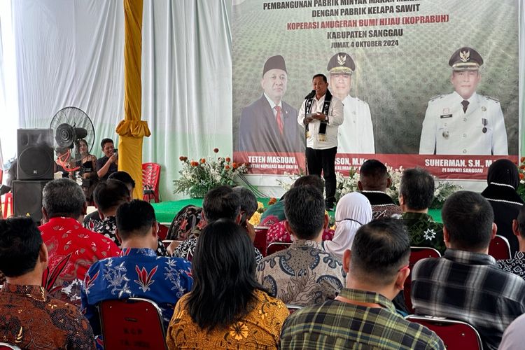 Deputi Bidang Perkoperasian KemenKopUKM Ahmad Zabadi dalam sambutannya pada prosesi ground breaking pabrik minyak makan merah di Kecamatan Parindu Kabupaten Sanggau, Jumat (4/10).