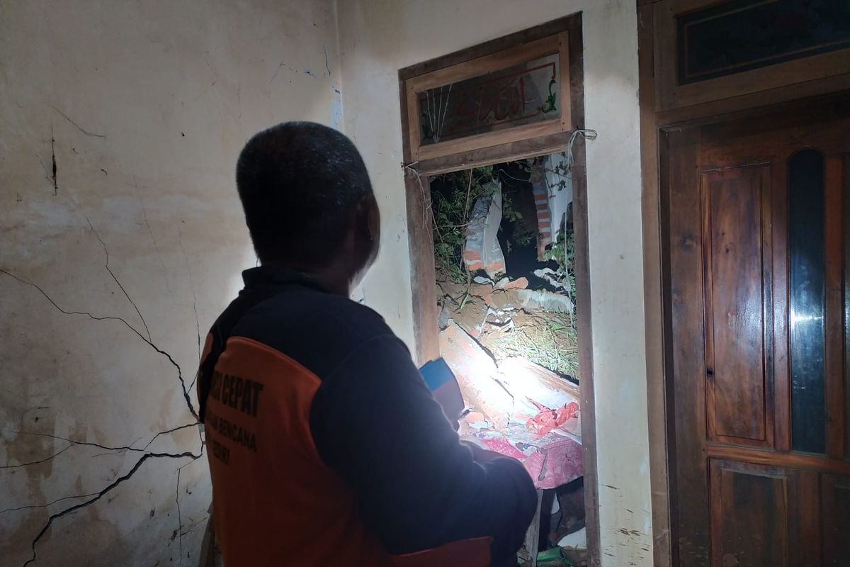 Petugas BPBD Kabupaten Kediri melakukan assesment rumah waega yang tertimpa tanah longsor di Desa Blimbing, Kecamatan Mojo, Kabupaten Kediri, Jawa Timur, Minggu (2/1/2022).