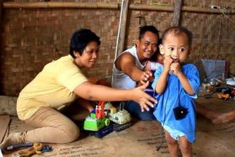 Adi Andreas dan keluarganya di gubuk kecil di pinggir Pantura sekitar Terminal Harjamukti Kota Cirebon, Jawa Barat, Rabu siang (10/12/2014).