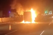 Sopir Ngantuk, Mobil Boks Tabrak Truk di Tol Jagorawi Hingga Terbakar