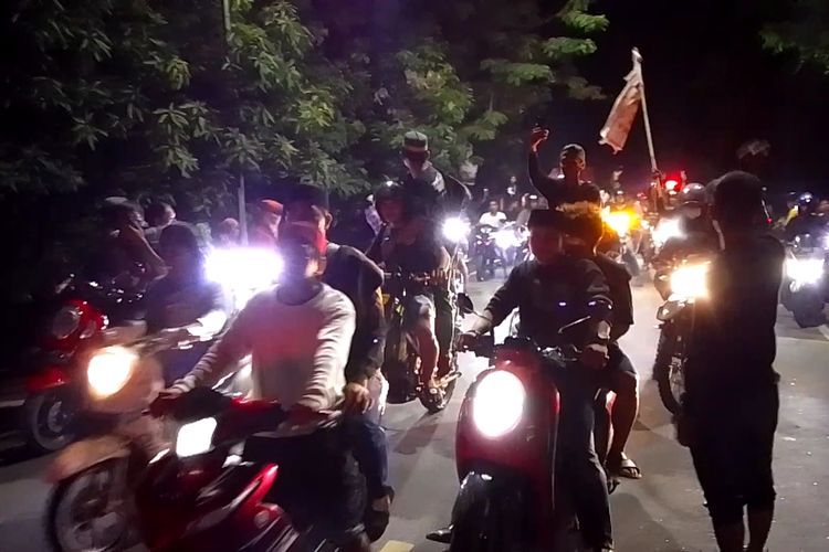 Jenazah Syukur Bijak diantar oleh ratusan warga menggunakan iring-iringan kendaraan roda dua dan empat dari RSUP Wahidin Makassar Kamis (6/4/2023) siang menuju rumah duka di Batu Sitanduk, Kecamatan Walenrang hingga Jumat (7/4/2023) dini hari.