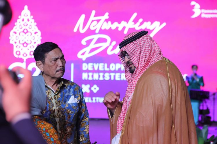 Menko Marves Luhut Binsar Pandjaitan sedang berbincang dengan deleegasi dari Arab Saudi di Gala Dinner's G20 Ministerial Meeting, Belitung, Rabu (7/9/2022) malam.
