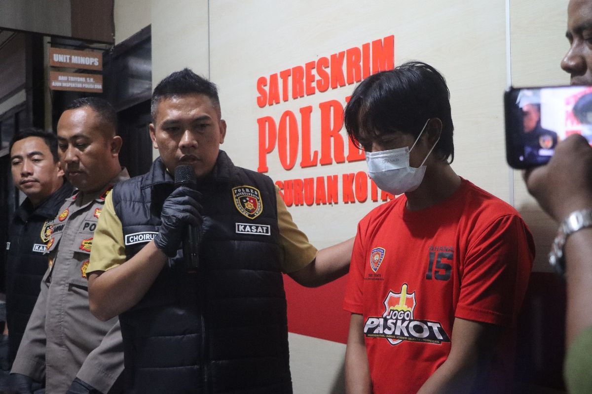 Kasat Reskrim Polres Pasuruan Kota, AKP. Choirul Mustofa melakukan jumpa pers terkait motif pelaku pembunuhan sadis yang dilakukan oleh SA yang tega membunuh TA, tetangga sendiri, Selasa (10/12/2024) 