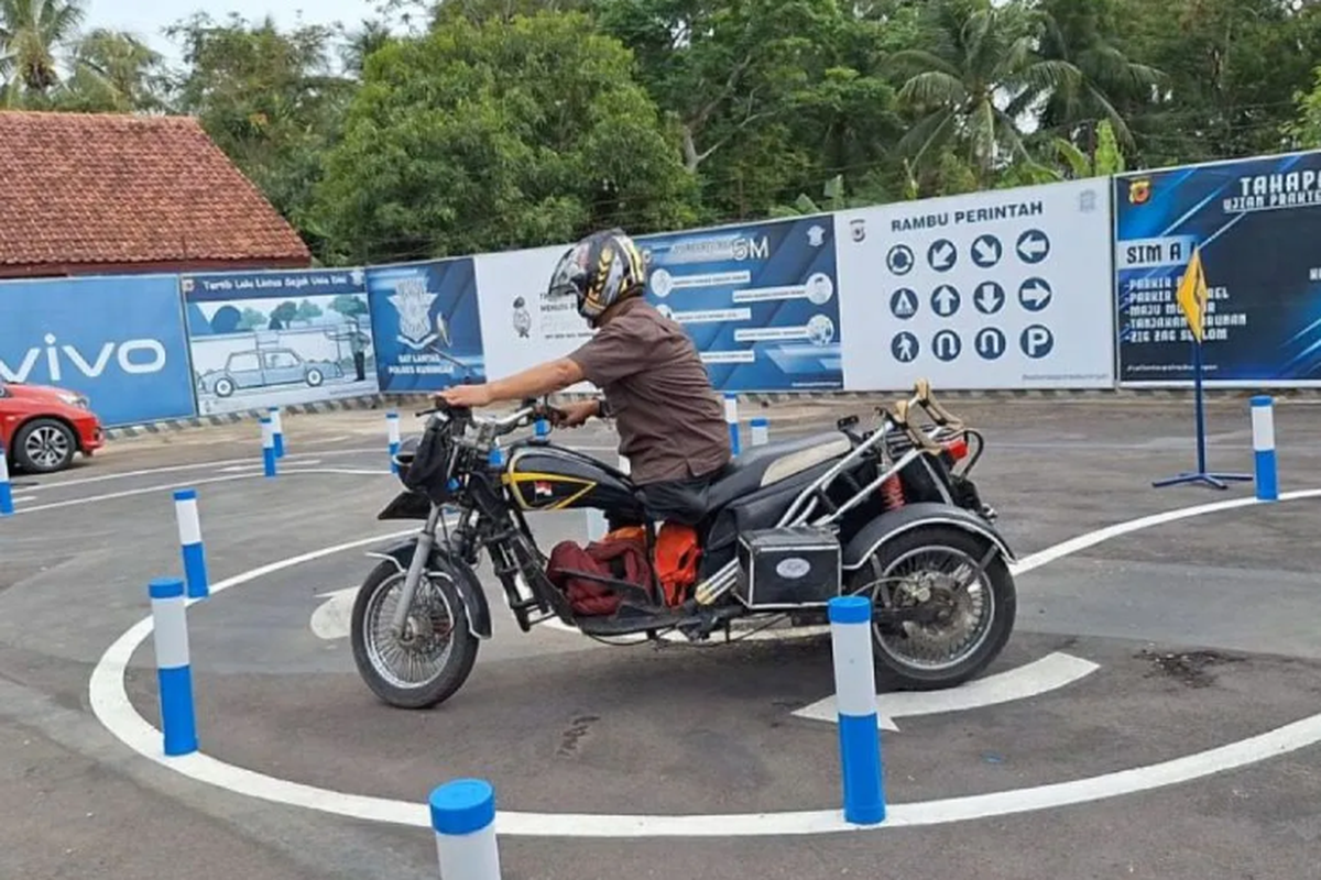 Seorang pengendara disabilitas saat mengikuti uji praktek pembuatan SIM D di Polres Kuningan, Jawa Barat