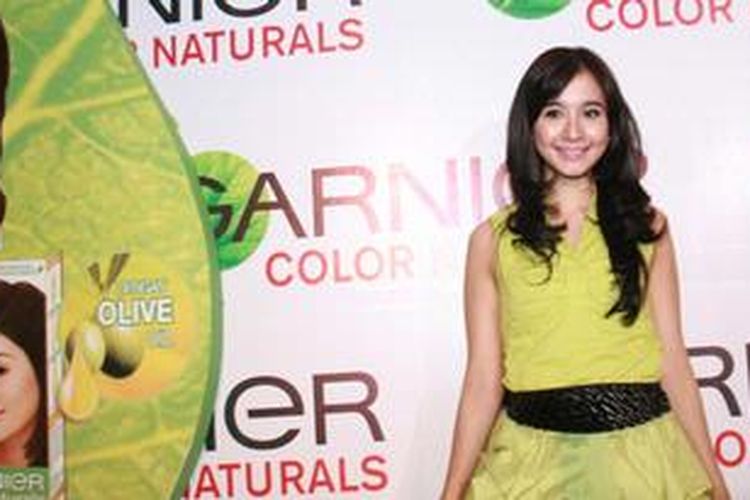 Laudya Cynthia Bella, Brand Ambassador Garnier memilih pewarna rambut coklat, salah satu pilihan warna produk pewarna rambut terbaru Garnier Color Naturals.
