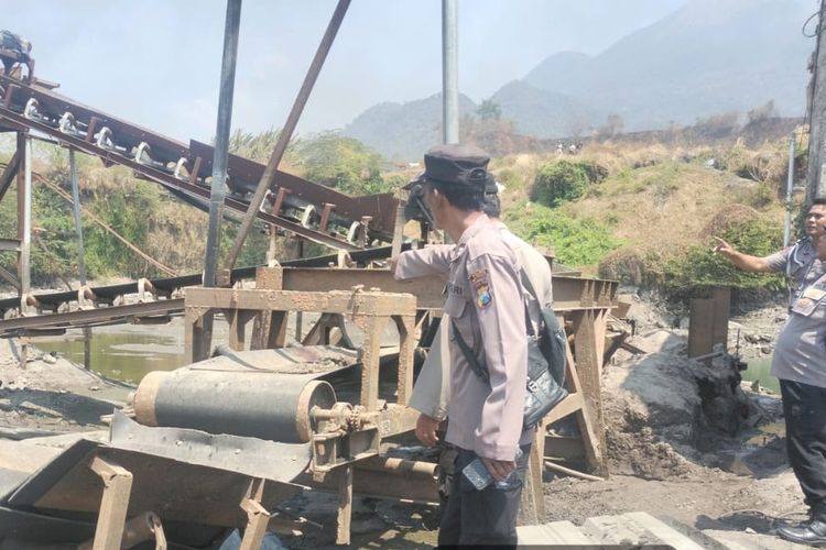 Konveyor Anjlok saat Dipotong, Mekanik Proyek di Mojokerto Tewas