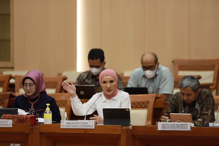 Direktur Utama PT Pertamina (Persero), Nicke Widyawati memberikan pemaparan dalam Rapat Kerja Komisi VII di Ruang Rapat Komisi VII, Gedung Nusantara I, Komplek DPR RI, Jakarta, Selasa, (4/4/23).
