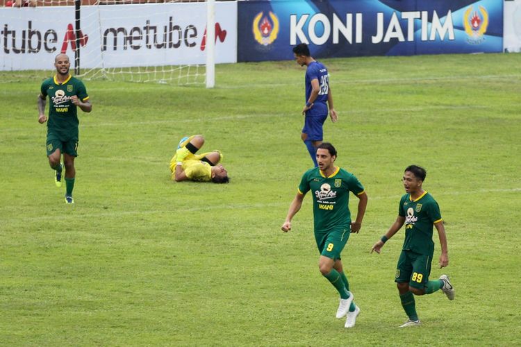 Penyerang Persebaya Surabaya, Mahmoud Eid (kedua dari kanan) saat berselebrasi usai mencetak gol ke gawang Arema FC pada laga semifinal Piala Gubernur Jatim 2020, Selasa (18/2/2020).