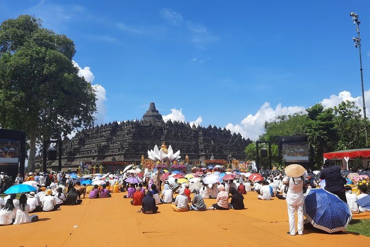 Umat Buddha mengikuti detik-detik Tri Suci Waisak 2566 BE di pelataran Candi Borobudur, Kabupaten Magelang, Jawa Tengah, Senin (16/5/2022).