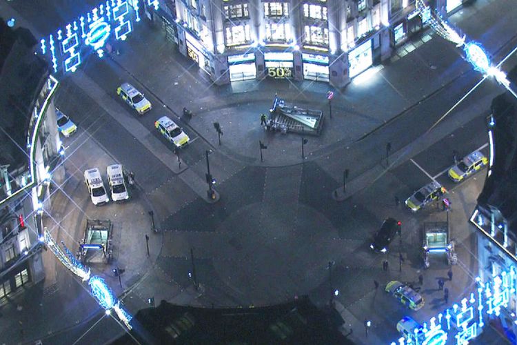 Polisi mengamankan kawasan Oxford Circus, Inggris, ketika kepanikan massal terjadi di area tersebut pada Jumat (23/11/2017) waktu setempat. (Sky News)