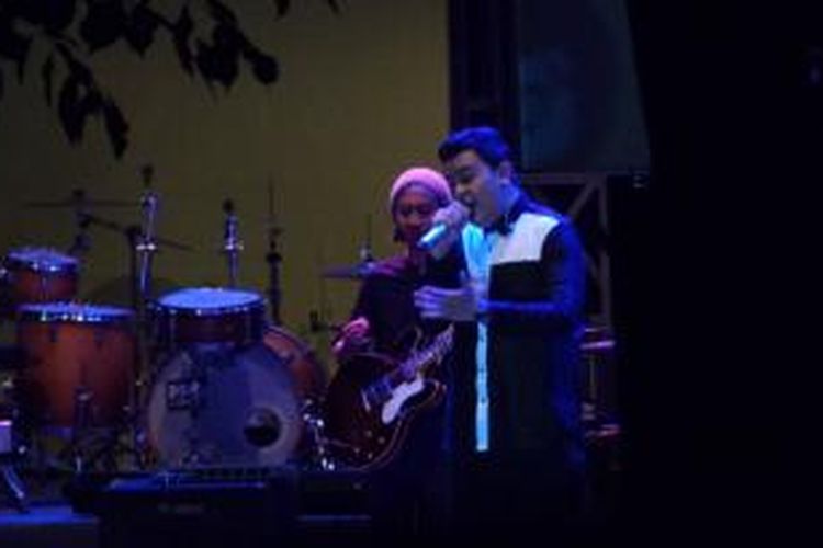Tulus tampil dalam Jazz Goes To Campus (JGTC) 2014, di pelataran parkir Fakultas Ekonomi Universitas Indonesia (FEUI), Depok, Jawa Barat, Minggu (30/11/2014) malam.