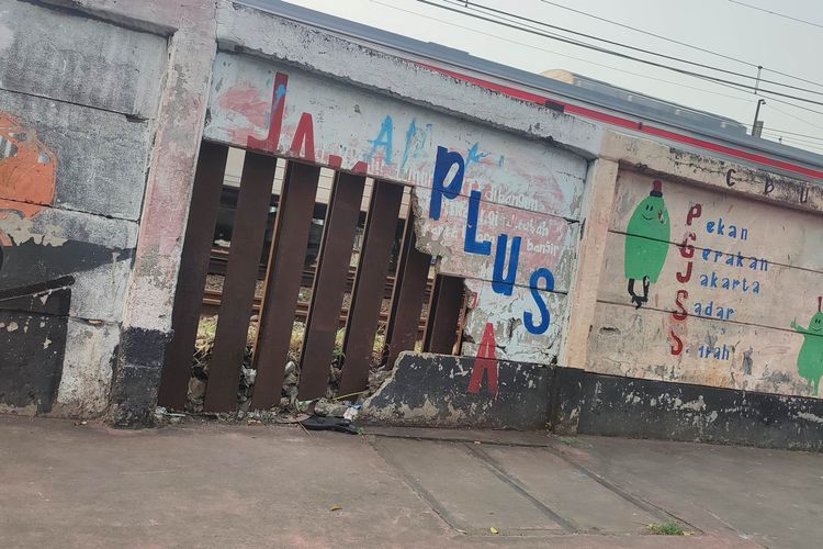 Tembok Pembatas Rel Jatinegara Ditutup, Warga: Kerap Dijadikan Lokasi Prostitusi