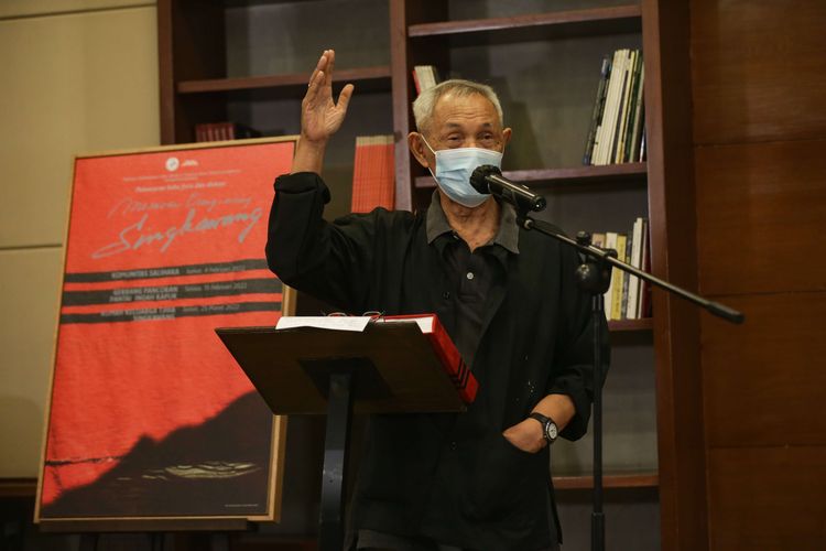 Budayawan Goenawan Mohamad menjadi narasumber bedah buku Memoar Orang-orang Singkawang di Galeri Salihara, Jakarta, Jumat (4/2/2022).  Buku ini mengungkap cerita-cerita penyitas orang Singkawang korban kekerasan dan diskriminasi.