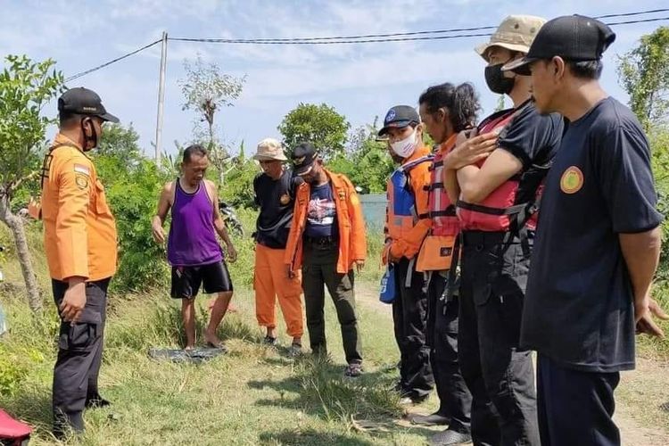 Anggota Tim SAR Brebes sesaat sebelum pencarian seorang warga yang tenggelam di Sungai Lembarawa, Brebes, Senin (5/7/2021) (Dok. Tim SAR Brebes)