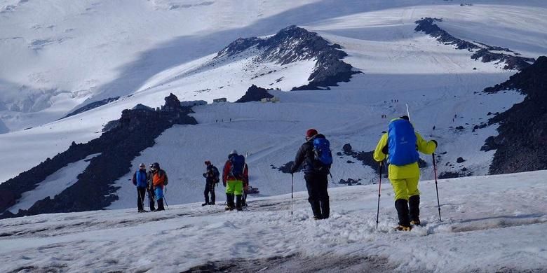 Tim pendaki Fit@Fifty berjalan menyusuri jalur pendakian Gunung Elbrus, Rusia. Tim sempat dihadang cuaca buruk saat ingin menuju Puncak Gunung Elbrus.