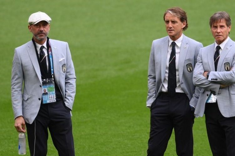 Pelatih timnas Italia,  Roberto Mancini (tengah) bersama Gianluca Vialli (kiri) menjelang pertandingan babak 16 besar Euro 2020 menghadapi Austria di Stadion Wembley, London, pada 26 Juni 2021. (Foto oleh Laurence Griffiths/POOL/AFP)