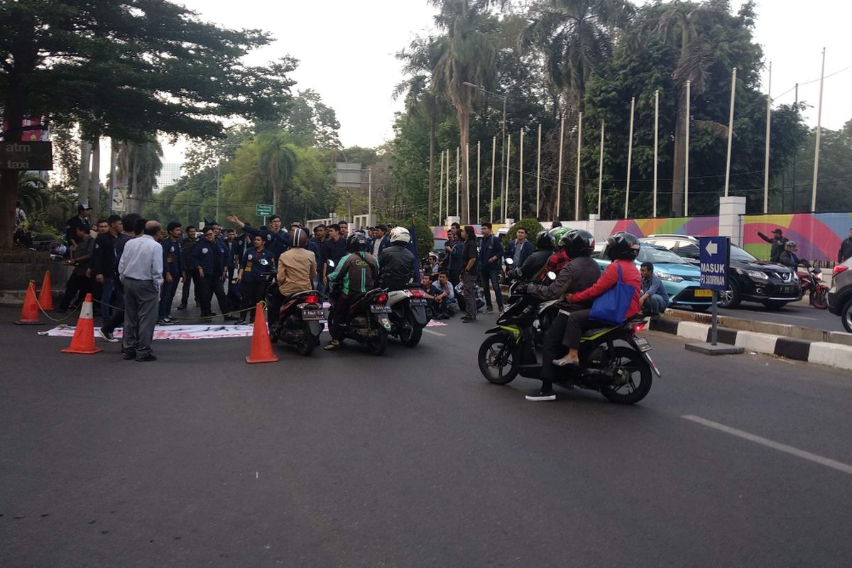 Mahasiswa Universitas Trisakti menutup Jalan Pintu 1 Senayan, Rabu (3/10/2018).