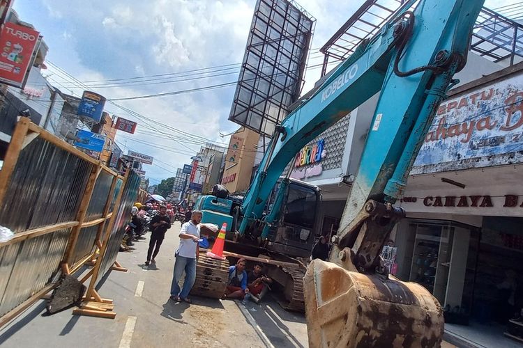 Foto-foto: Suasana alat berat pengerjaan proyek Malioboro-nya Kota Tasikmalaya, Jawa Barat, di Jalan HZ Mustofa Kota Tasikmalaya yang dirpotes warga, tukang parkir dan pedagang karena membuat kemacetan dan sepi pembeli, Senin (18/7/2022).