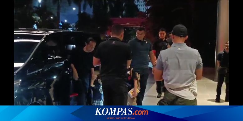 Jokowi Sambangi Hotel Tempat Kumpul Kubu Prabowo-Gibran Usai Kampanye Akbar