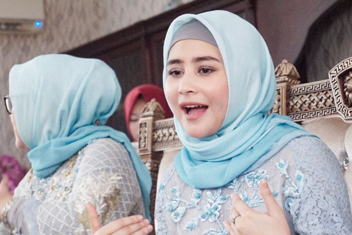 Artis peran Prilly Latuconsina saat diabadikan di kediaman sang kakek di kawasan BSD, Tangerang Selatan, Jumat (15/6/2018).