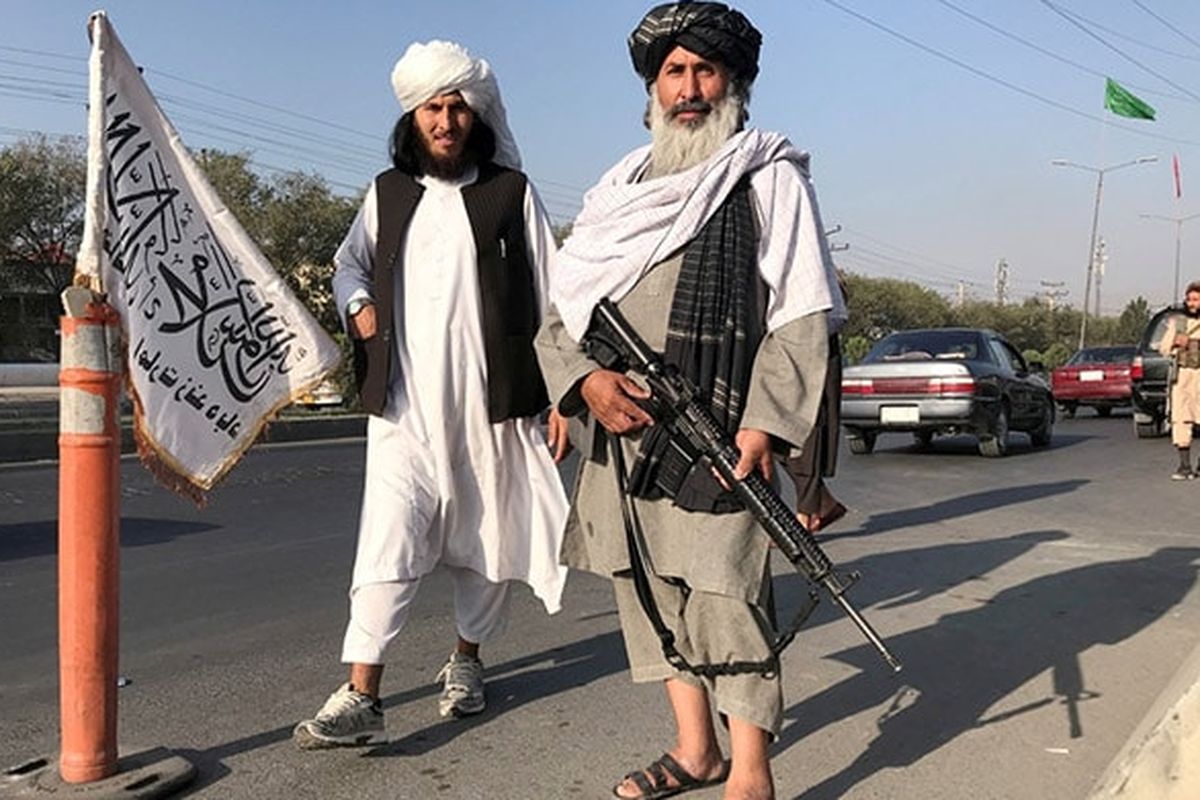 Beberapa milisi Taliban menukarnya Kalashnikov AK-47 Rusia dengan senjata Amerika Serikat (AS) yang disita saat pemerintah Afghanistan runtuh. 