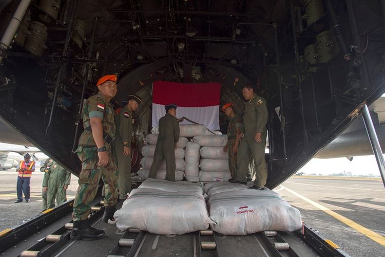 Prajurit TNI Angkatan Udara memasukkan bantuan kemanusiaan Rohingya di Base Ops TNI AU Halim Perdanakusuma, Jakarta, Rabu (13/9/2017). Sebanyak 34 ton bantuan berupa beras, bahan siap saji, tenda, dan selimut dikirimkan lewat empat pesawat Hercules ke Bangladesh untuk pengungsi Rohingya. 