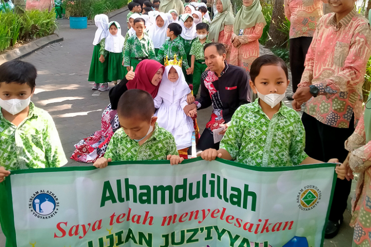 Salah satu siswa TK Islam Al Azhar 31 Yogyakarta, Aluna berhasil khatam Al Quran Juz 30. Prestasi dari Aluna dirayakan dengan cara unik bersama teman-teman dan para guru.