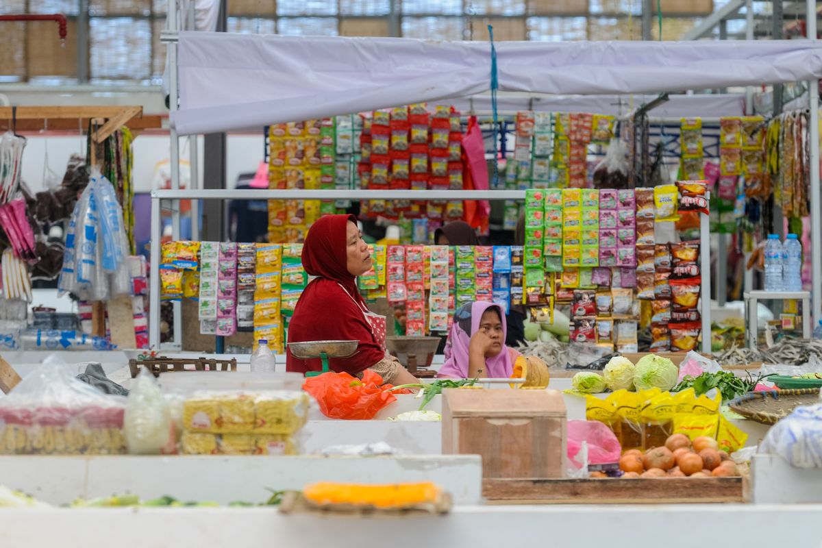 Pedagang menunggu pembeli di Pasar Baros, Kabupaten Serang, Banten, Senin (21/10/2024). Pasar yang telah direvitalisasi dengan anggaran dari APBN Rp29,8 miliar tersebut dapat menampung sebanyak 366 pedagang dengan 219 unit kios dan 147 los pasar serta mulai ditempati para pedagang. 