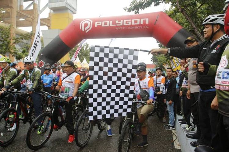 Hujan yang membasahi bumi Pekanbaru pada Minggu (21/10/2018), tak menyurutkan masyarakat setempat untuk berolahraga melalui perhelatan Sepeda Nusantara, salahsatu program unggulan Kemenpora.