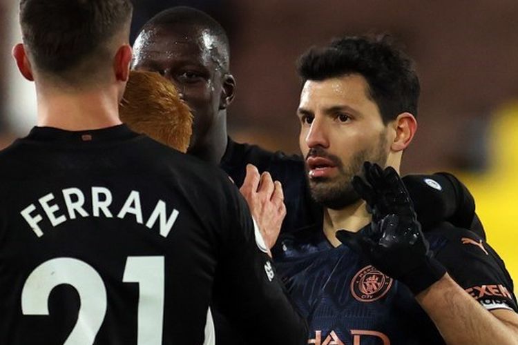 Penyerang Manchester City, Sergio Aguero, merayakan golnya ke gawang Fulham pada laga lanjutan pekan ke-28 Liga Inggris di Stadion Craven Cottage, Minggu (14/7/2021) dini hari WIB.