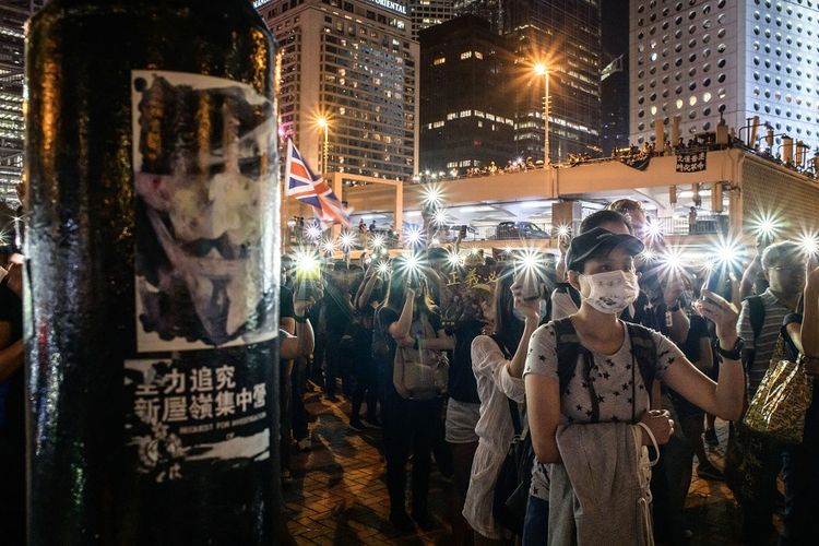Warga Hong Kong berkumpul dalam aksi mendukung gerakan protes pro-demokrasi, Sabtu (19/10/2019).