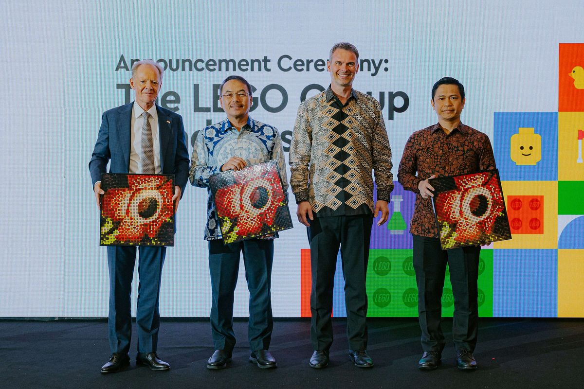 Senior Vice President Asia Pacific The Lego Group, Claus Kristensen (ke-tiga dari kiri) saat meresmikan toko baru Senayan City, Selasa (21/5/2024). 