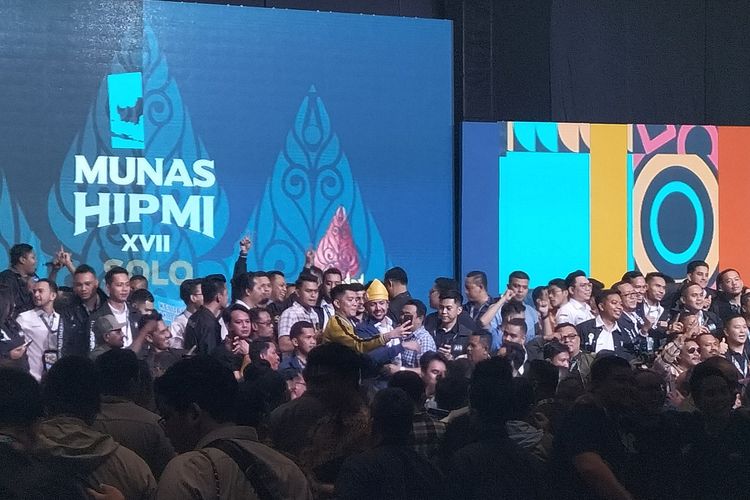 Luapan kegembiraan Akbar Himawan Buchari dan pendukungnya atas keterpilihannya menjadi Ketua Umum Himpunan Pengusaha Muda Indonesia (Hipmi) periode 2022-2025.