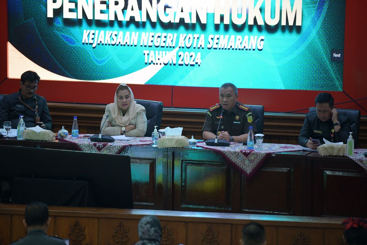 Wali Kota Semarang Hevearita Gunaryanti Rahayu dan Kepala Kejaksaan Negeri Kota Semarang Agung Mardiwibowo saat menghadiri Kegiatan Tepra Sosialisasi Hukum Judi Online dari Kejaksaan Negeri Semarang di Balai Kota Semarang, Kamis (4/7/2024).  