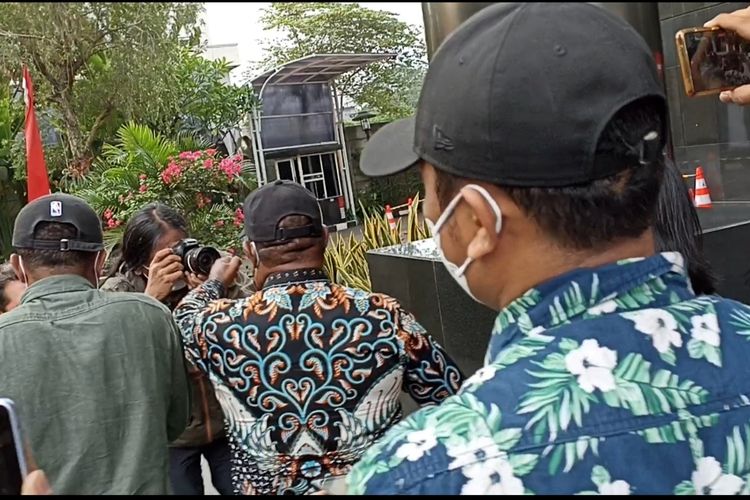 Wakil Bupati Mamberamo Tengah, Papua memukul kamera wartawan setelah menjalani pemeriksaan di Gedung Merah Putih KPK, Rabu (3/8/2022).