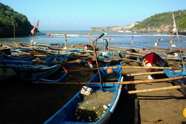 Nelayan pantai Baron mengevakuasi kapalnya