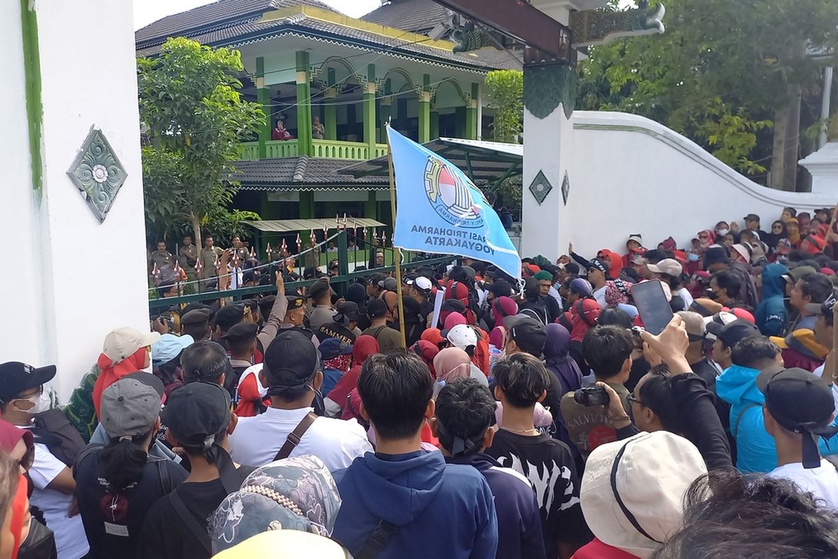 PKL TM2 saat datangi Balaikota Yogyakarta, Senin (18/9/2023)