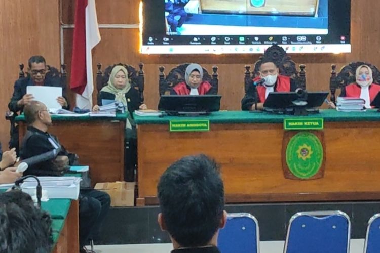 Ketua Majelis Hakim sidang PK enam terpidana, Ari Ferdian, (tengah) menyampaikan keputusan dikabulkannya permohonan sidang Pemeriksaan Setempat (PS) atau descente, pada Jumat (27/9/2024) mendatang, di tengah persidangan agenda ke sembilan, Rabu (25/9/2014) siang.